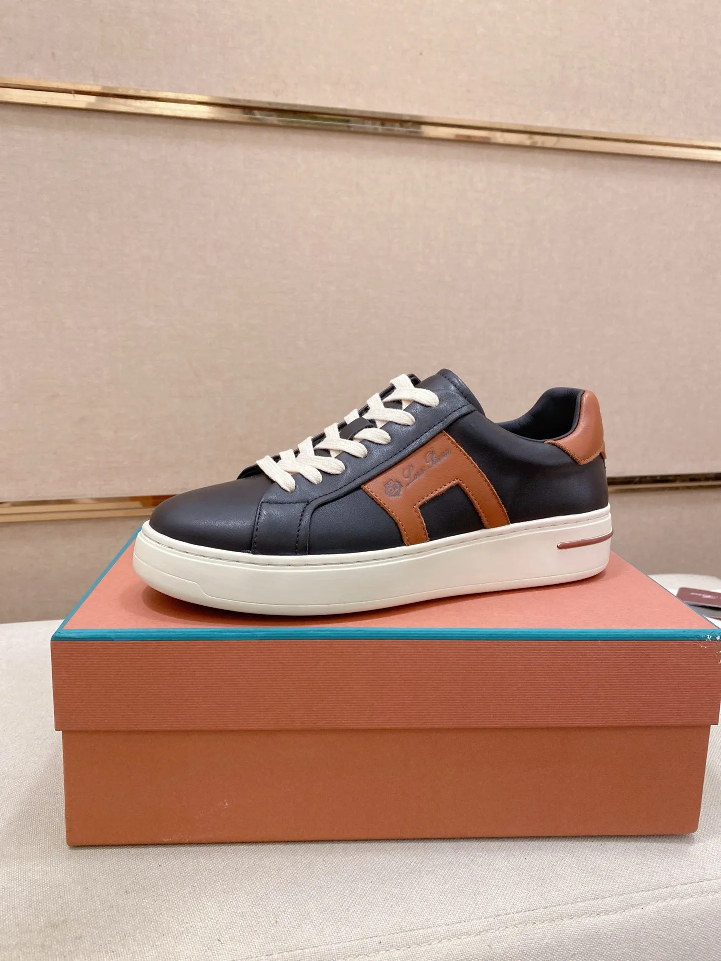 Men's shoes💰: 580💰🔥𝐥𝐨𝐫𝐨 𝐏𝐢𝐚𝐧𝐚 lp classic loafers, an Italian treasure brand, the only brand that can match Hermès! Only after wearing it do we realize that we can’t live up to our feet. The upper is made of imported first-layer cowhide with breathable fly-knit fabric, water-dyed cowhide foot pads, and the official original glass rubber outsole and pendant. Exclusive original packaging (tag ➕ brand paper ➕ outer box ➕ hand bag) code number: 38-44. Can be customized 45-46